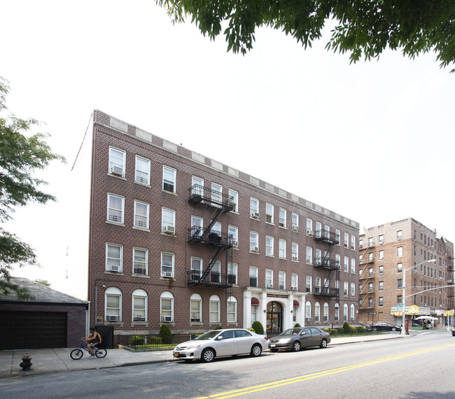 Petito Plaza in Brooklyn, NY - Foto de edificio - Building Photo