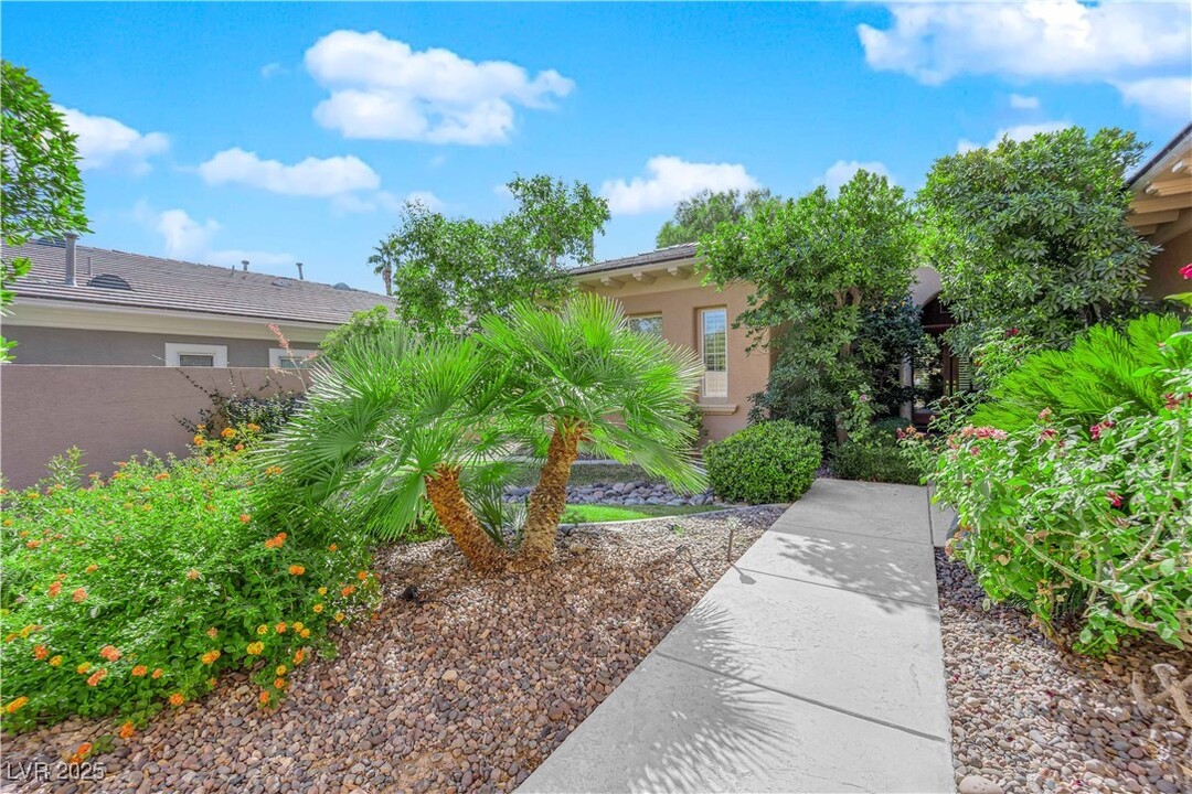 10201 Prestancia Ave in Las Vegas, NV - Building Photo