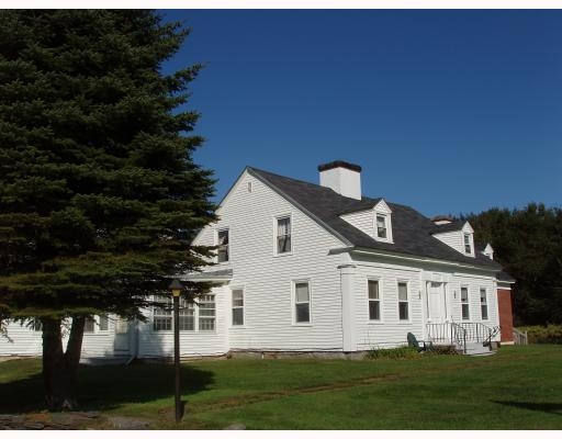 2392 Riverside Dr in Vassalboro, ME - Foto de edificio