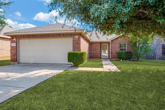 8928 Holliday Ln in Aubrey, TX - Building Photo