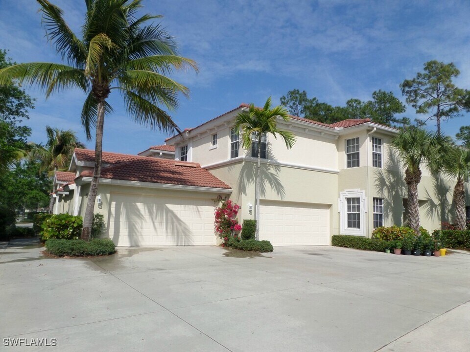 1634 Tarpon Bay Dr S in Naples, FL - Foto de edificio