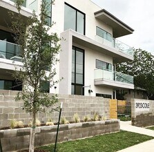 3923 Cole Ave, Unit Unit 202 in Dallas, TX - Foto de edificio - Building Photo