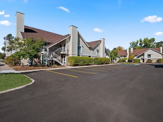 The Landings of Madison Heights in Madison Heights, MI - Building Photo - Building Photo