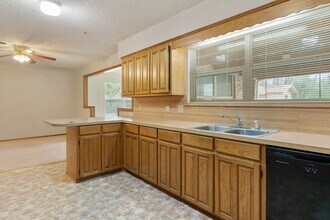 4 Douglas Dr in Mabank, TX - Building Photo - Building Photo