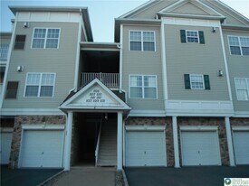 1113 Old Course Ln in Easton, PA - Building Photo