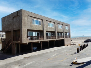 1001 Seal Way in Seal Beach, CA - Building Photo - Building Photo