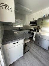 703 W College St in Fallbrook, CA - Foto de edificio - Building Photo