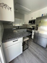 703 W College St photo'