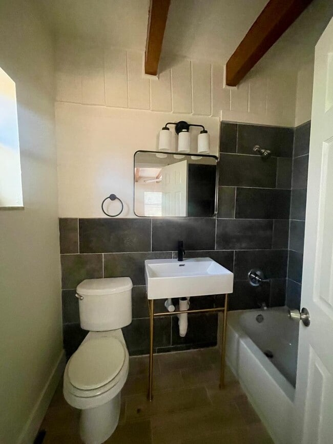 1216 E 138th Ave in Tampa, FL - Foto de edificio - Building Photo