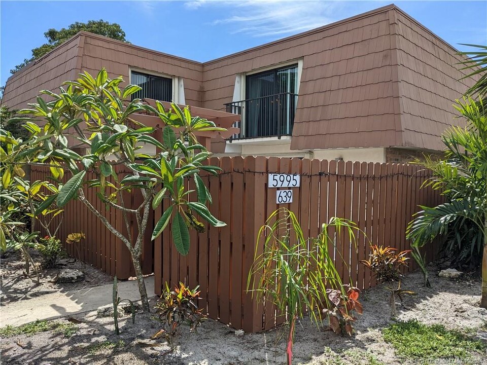 5995 SE Riverboat Dr in Stuart, FL - Foto de edificio