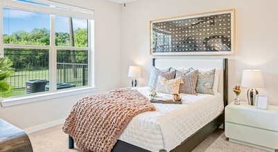 Creekside at Grand Prairie in Grand Prairie, TX - Foto de edificio - Building Photo