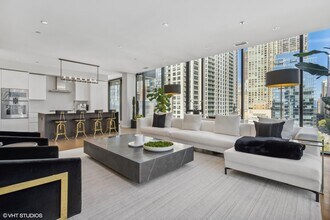 56 W Huron St, Unit 11 in Chicago, IL - Building Photo - Building Photo
