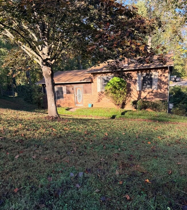3 Fair Oaks Rd N in Arden, NC - Foto de edificio - Building Photo