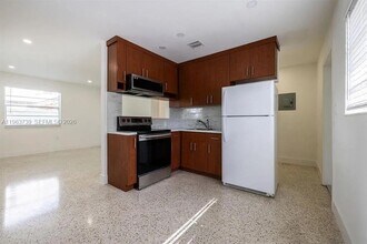 1555 NW 34th St in Miami, FL - Building Photo - Building Photo