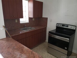 600 SW 10th St-Unit -4 in Miami, FL - Building Photo - Building Photo