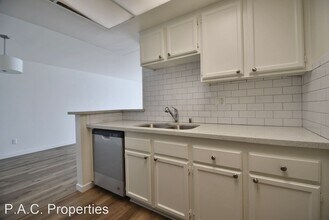 15007 Burbank Blvd in Los Angeles, CA - Building Photo - Building Photo