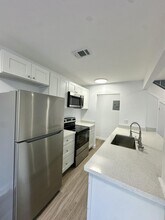 906 E Tiffany Dr in West Palm Beach, FL - Building Photo - Building Photo