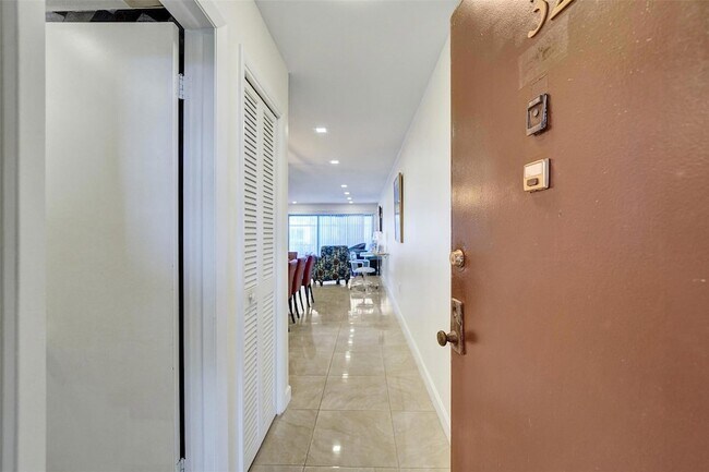 4060 N Hills Dr, Unit 32 in Hollywood, FL - Building Photo - Building Photo