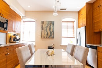 1700 V St NW, Unit 4 in Washington, DC - Foto de edificio - Building Photo
