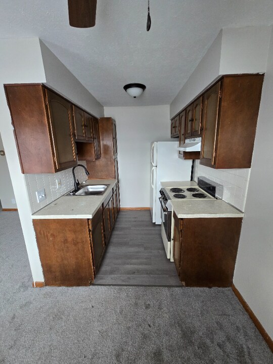 353 Pershing Ave NE in North Canton, OH - Building Photo