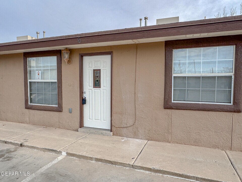 216 S Schutz Dr in El Paso, TX - Building Photo