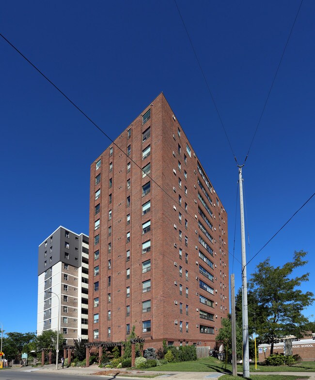 Chateau Royale Condos in St Catharines, ON - Building Photo - Primary Photo