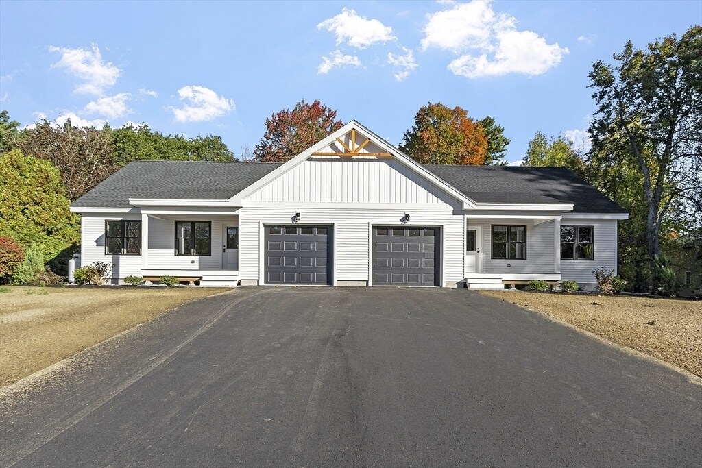 18 Buttonwood Pl in Lunenburg, MA - Building Photo