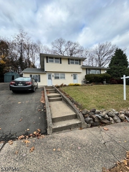 5 Missonellie Ct in Hawthorne, NJ - Building Photo