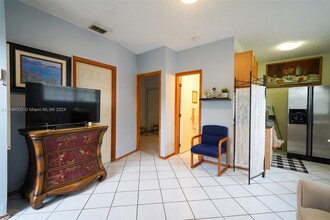 13101 SW 82nd Terrace-Unit -side in Miami, FL - Foto de edificio - Building Photo