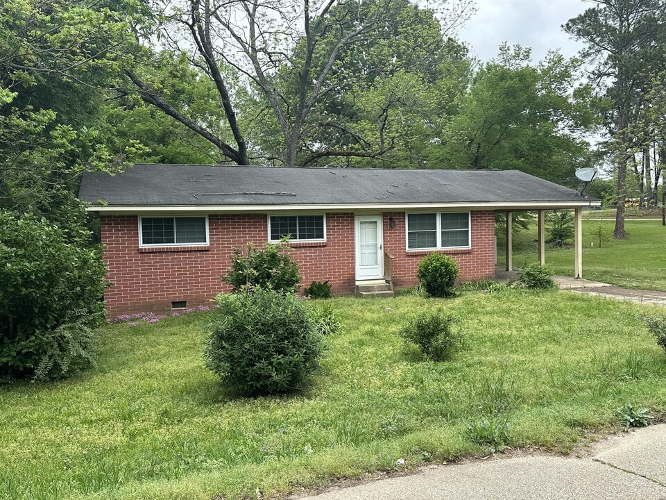 170 E 10th St in Tupelo, MS - Building Photo