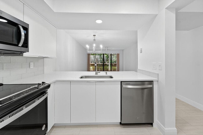 114 Brackenwood Rd in Palm Beach Gardens, FL - Building Photo - Building Photo