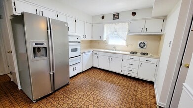 250 Maple Pl in Mineola, NY - Building Photo - Building Photo
