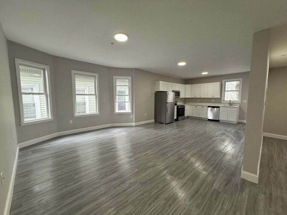 40 Fowler St, Unit 1 in Boston, MA - Foto de edificio