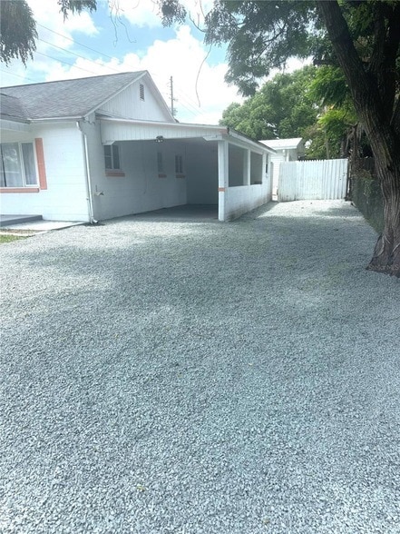 5829 12th St, Unit 1 in Zephyrhills, FL - Foto de edificio - Building Photo