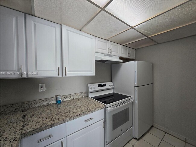 8011 W 6th Ave in Hialeah, FL - Building Photo - Building Photo