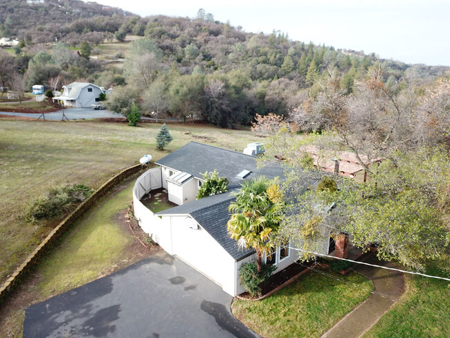 1240 Los Robles Rd in Placerville, CA - Foto de edificio - Building Photo