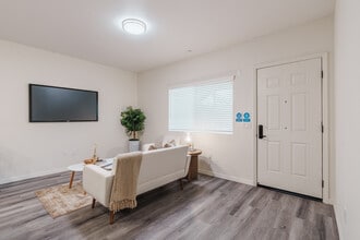 Grapevine Villa in Delano, CA - Foto de edificio - Interior Photo