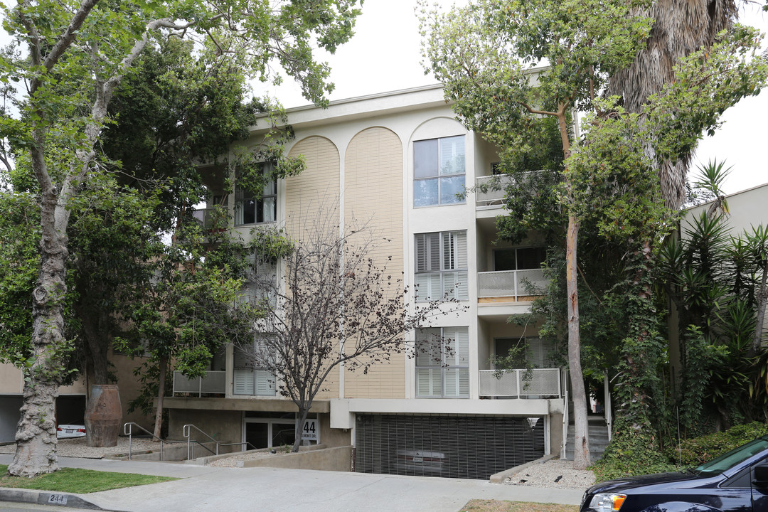 244 N Almont Dr in Beverly Hills, CA - Building Photo