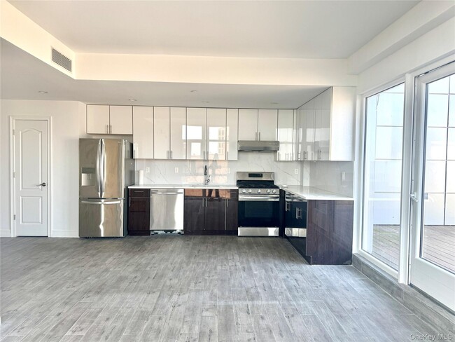 65-18 Austin St in Queens, NY - Building Photo - Building Photo