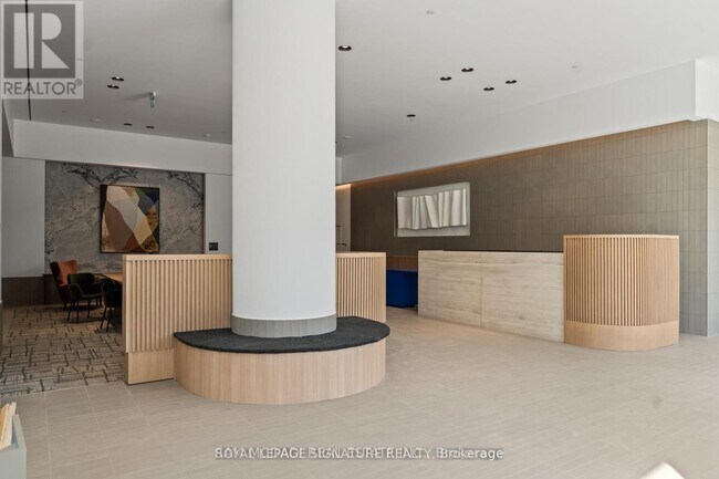 395 Square One Dr in Mississauga, ON - Building Photo - Building Photo