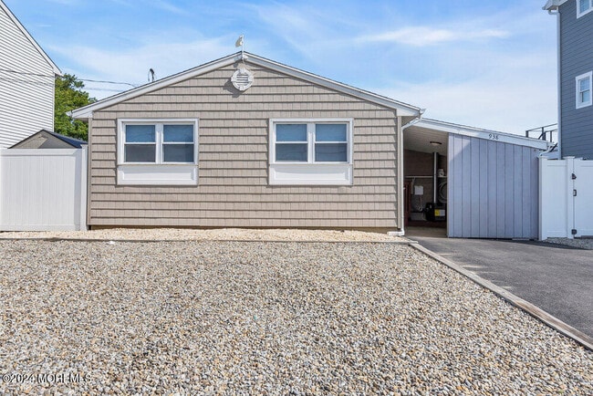 property at 938 Montauk Dr