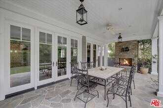 117 S Burlingame Ave in Los Angeles, CA - Building Photo - Building Photo