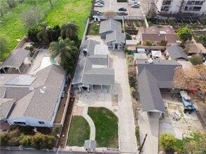 10065 Arleta Ave in Arleta, CA - Foto de edificio - Building Photo