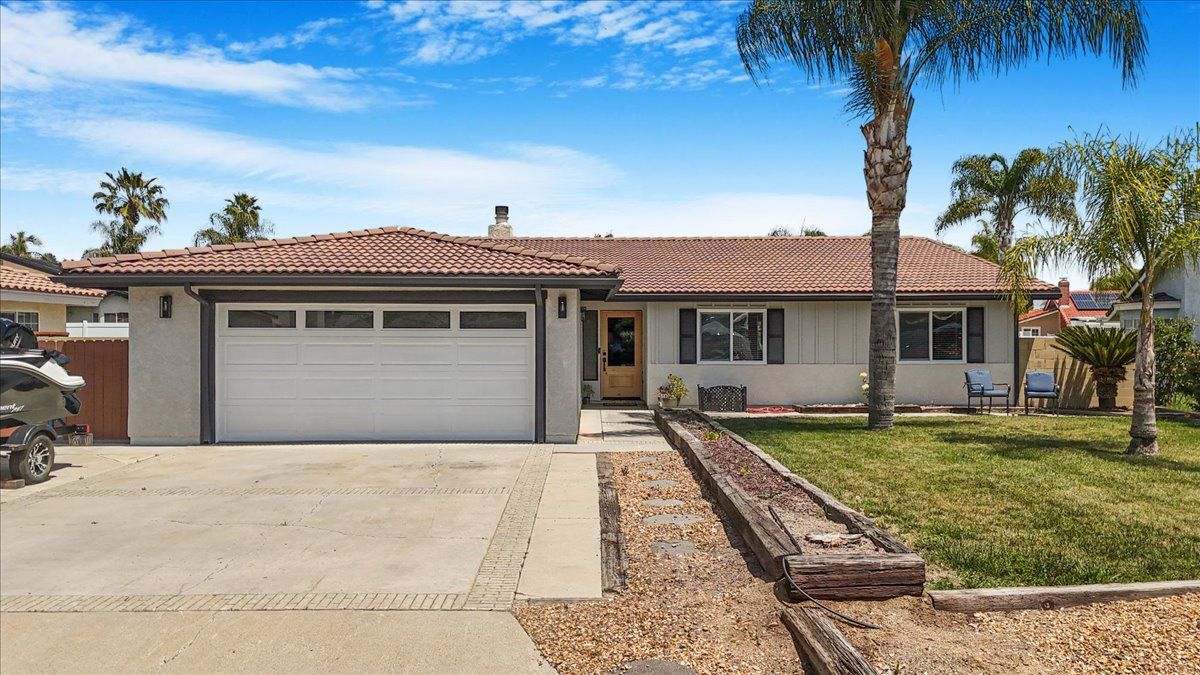 23662 Fair Weather Dr in Canyon Lake, CA - Building Photo