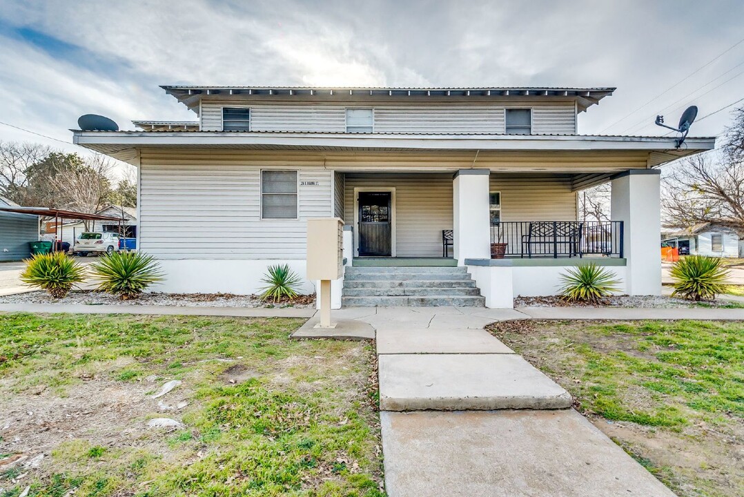 216 S Devine Ave in Stephenville, TX - Building Photo