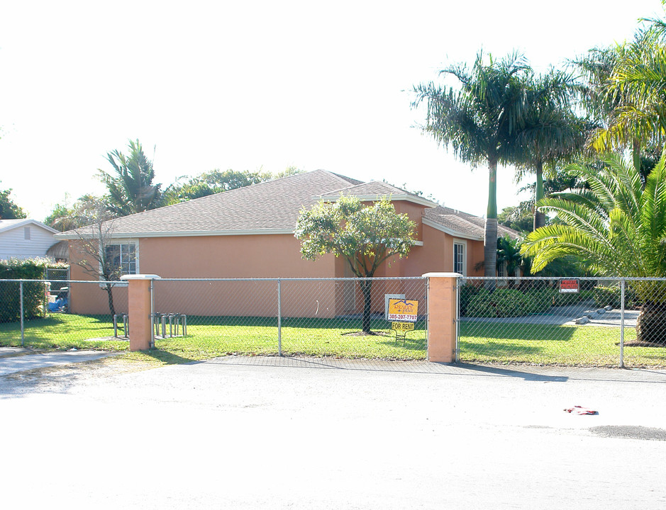 170 NW 10th St in Homestead, FL - Foto de edificio