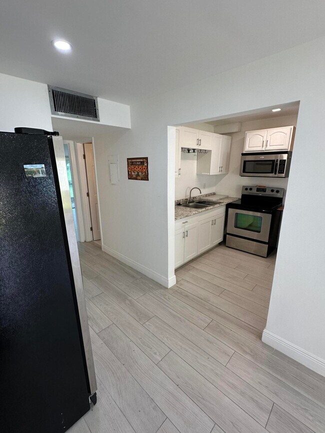 555 Purdy Ln-Unit -106 in Palm Springs, FL - Building Photo - Building Photo