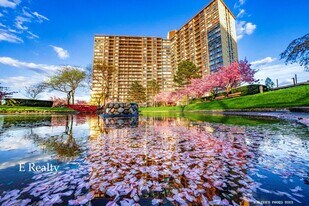 2 Bay Club Dr in Queens, NY - Building Photo