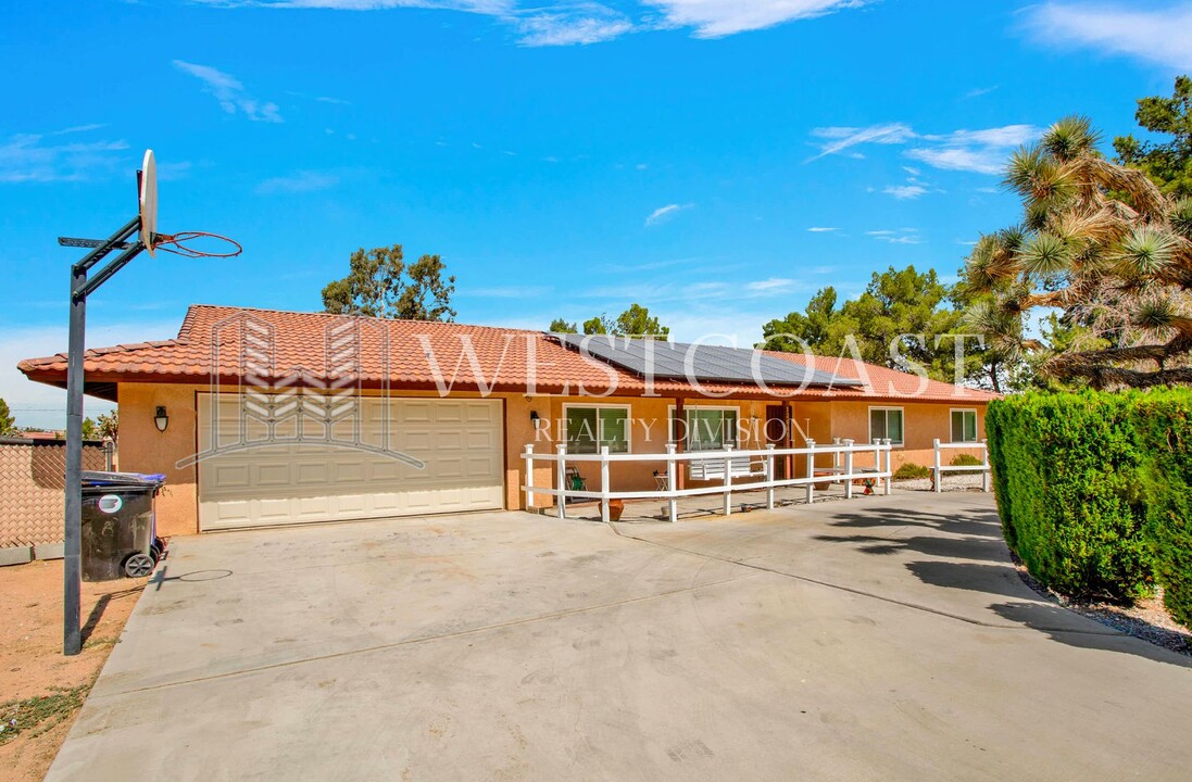13940 Hopi Rd in Apple Valley, CA - Foto de edificio