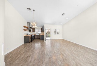 11377 Osborne Pl in Sylmar, CA - Building Photo - Building Photo